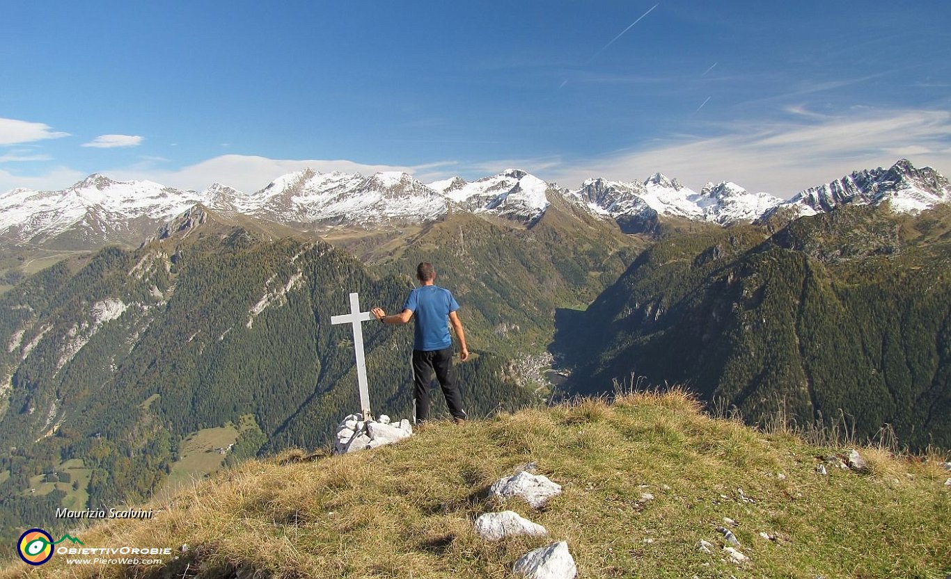 39 La piccola croce di vetta del Pizzo Badile....JPG